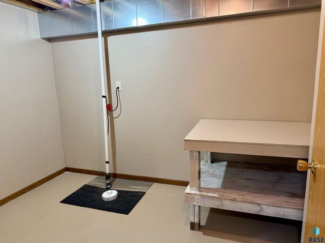 605 E 14th Ave Avenue, Mitchell, SD 57301