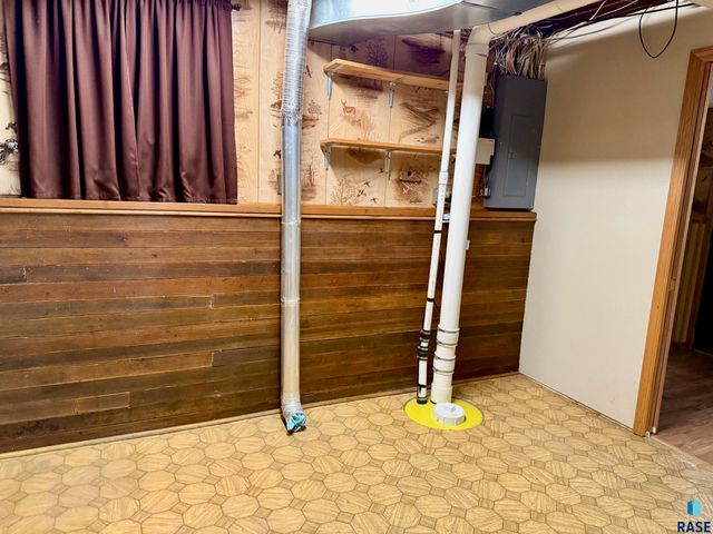 605 E 14th Ave Avenue, Mitchell, SD 57301