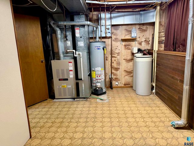 605 E 14th Ave Avenue, Mitchell, SD 57301