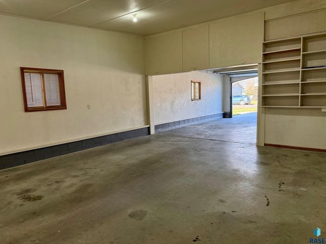 605 E 14th Ave Avenue, Mitchell, SD 57301