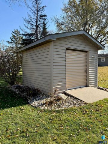 605 E 14th Ave Avenue, Mitchell, SD 57301