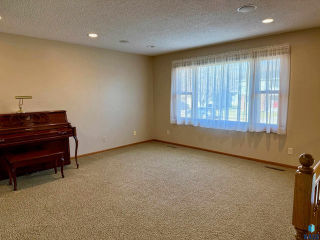 605 E 14th Ave Avenue, Mitchell, SD 57301