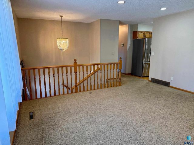 605 E 14th Ave Avenue, Mitchell, SD 57301