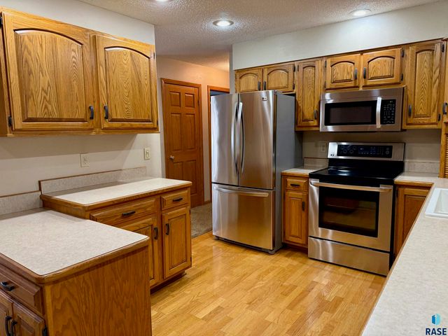 605 E 14th Ave Avenue, Mitchell, SD 57301