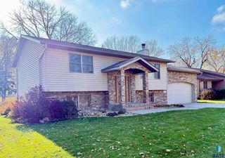 605 E 14th Ave Avenue, Mitchell, SD 57301