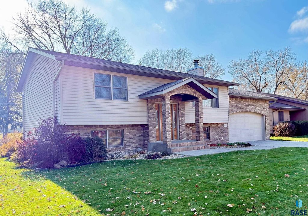 605 E 14th Ave Avenue, Mitchell, SD 57301