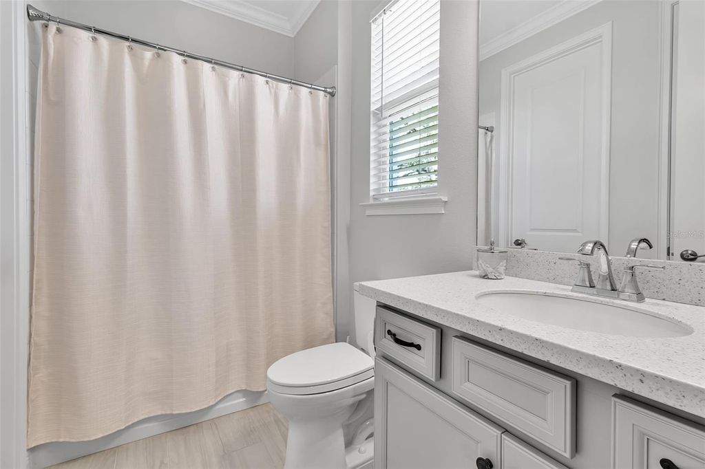 Image 17 of property listing at 5649 LONG SHORE LOOP, Sarasota, FL 34238