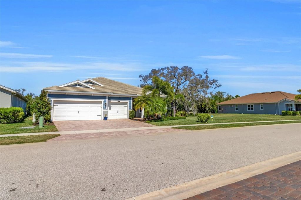 Image 3 of property listing at 5649 LONG SHORE LOOP, Sarasota, FL 34238