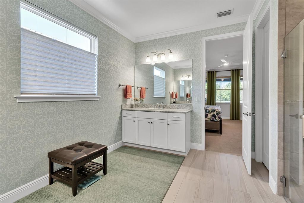 Image 22 of property listing at 5649 LONG SHORE LOOP, Sarasota, FL 34238