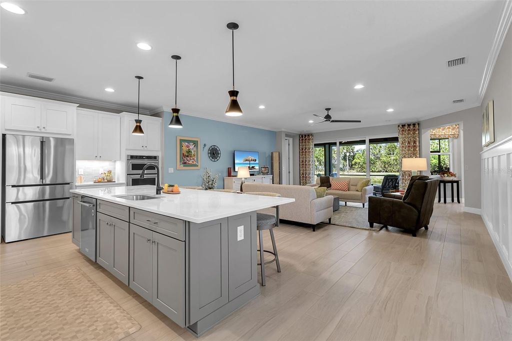 Image 5 of property listing at 5649 LONG SHORE LOOP, Sarasota, FL 34238