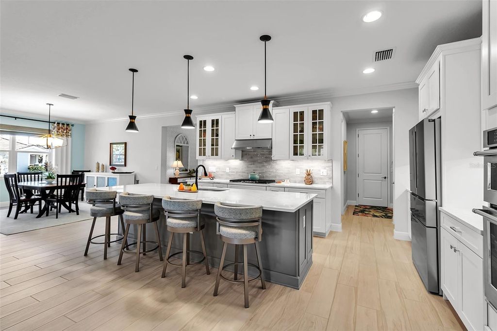 Image 6 of property listing at 5649 LONG SHORE LOOP, Sarasota, FL 34238