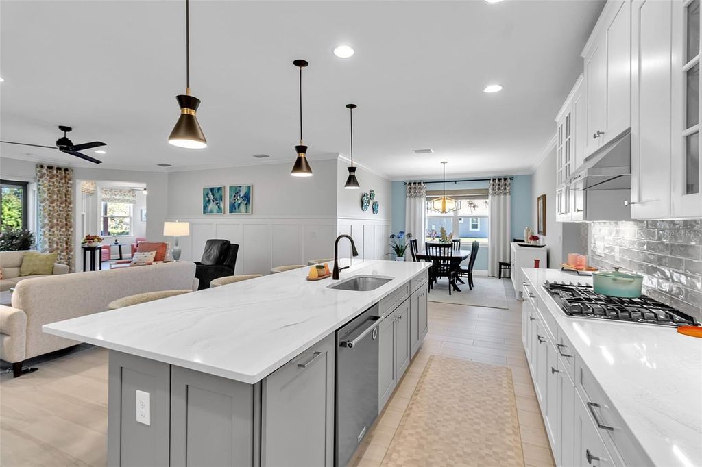 Image 8 of property listing at 5649 LONG SHORE LOOP, Sarasota, FL 34238