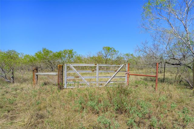 000 County Road 456, Waelder, TX 78959
