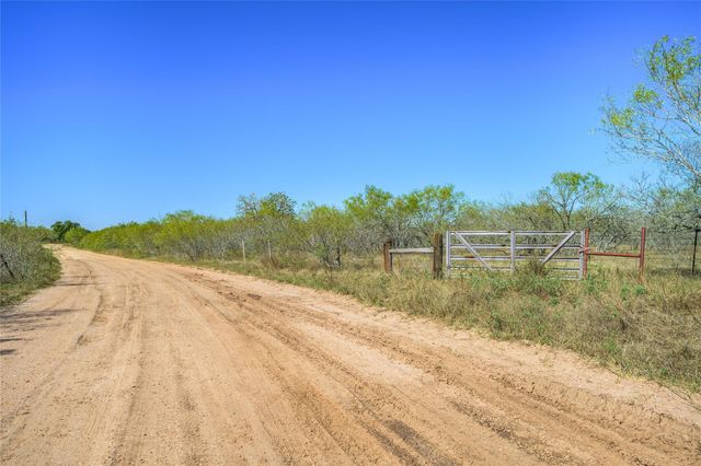 000 County Road 456, Waelder, TX 78959