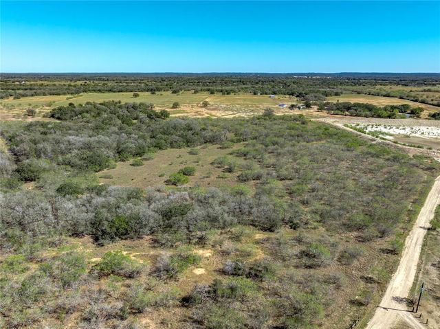 000 County Road 456, Waelder, TX 78959
