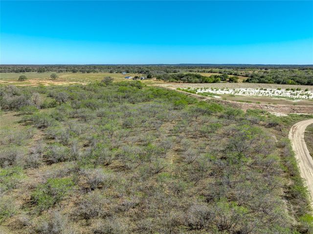 000 County Road 456, Waelder, TX 78959