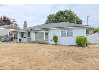 1652 HAYES St, North Bend, OR 97459