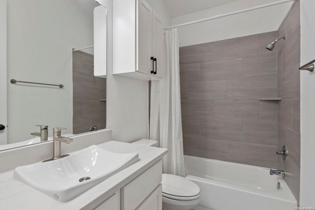 230 Navarro, Boerne, TX 78006