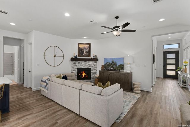 230 Navarro, Boerne, TX 78006