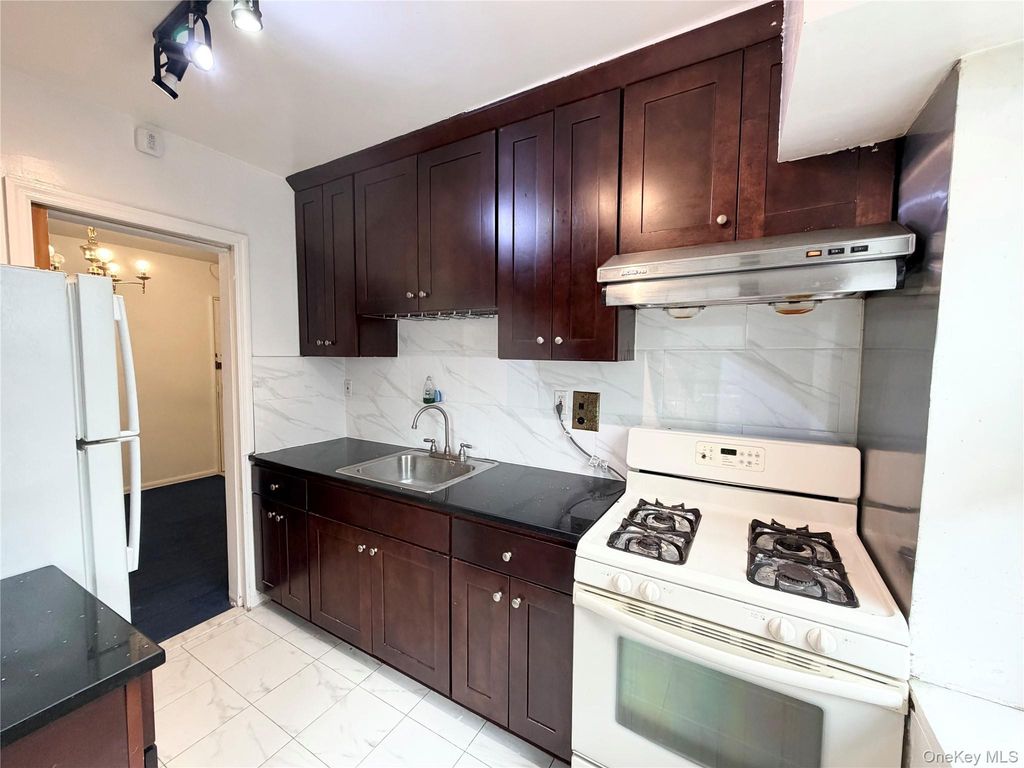 32-43 90th Street 306, East Elmhurst, NY 11369 — exterior