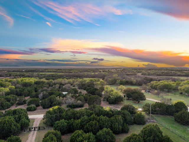 116 Creekview Drive, Blum, TX 76627