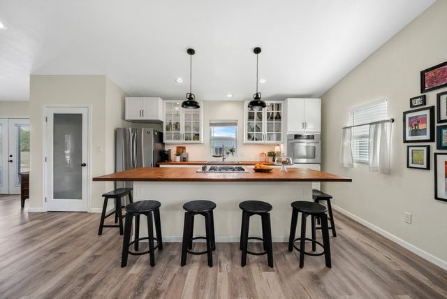 116 Creekview Drive, Blum, TX 76627