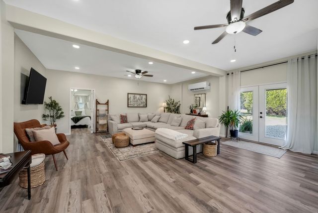 116 Creekview Drive, Blum, TX 76627