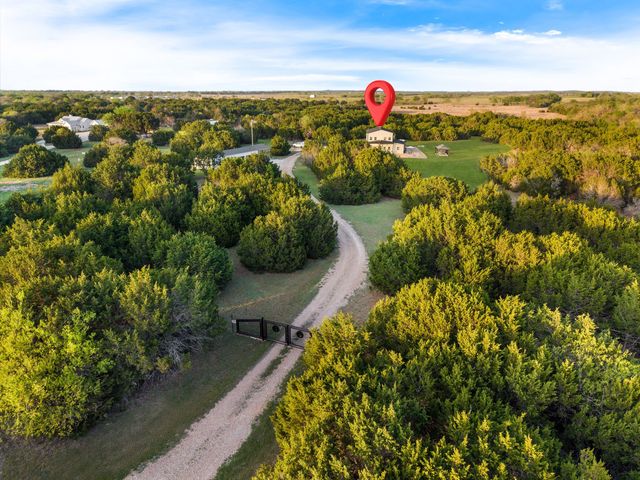 116 Creekview Drive, Blum, TX 76627