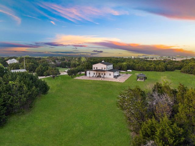 116 Creekview Drive, Blum, TX 76627