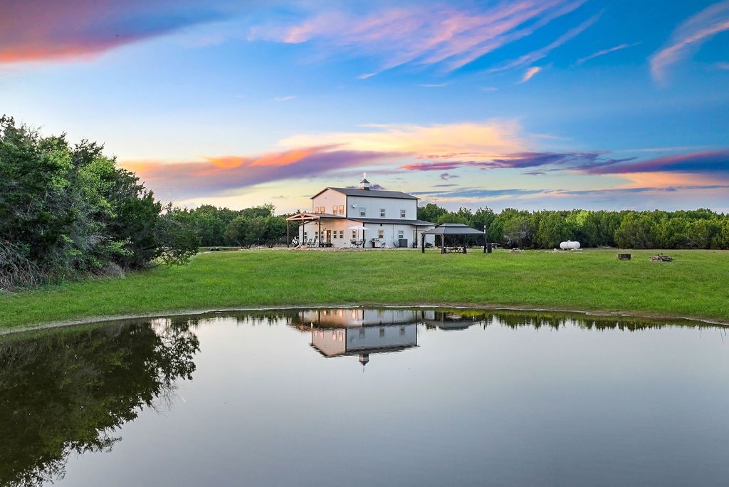 116 Creekview Drive, Blum, TX 76627