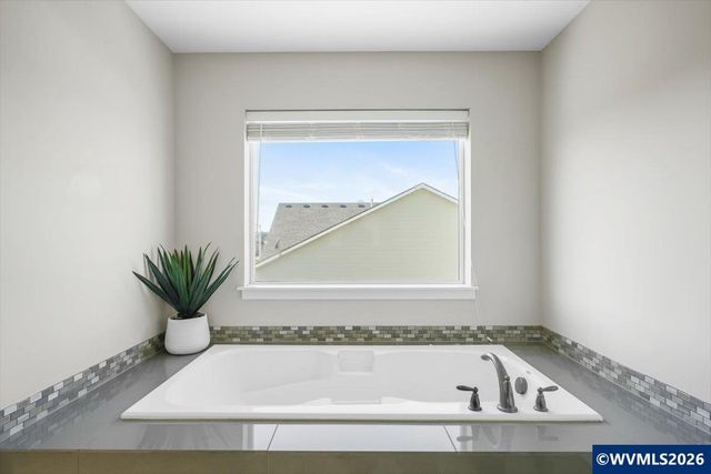 2105 NE Summit Dr, Albany, OR 97321