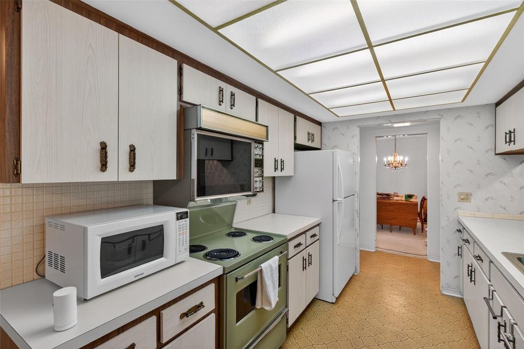 Image 17 of property listing at 13222 98TH AVENUE, Seminole, FL 33776