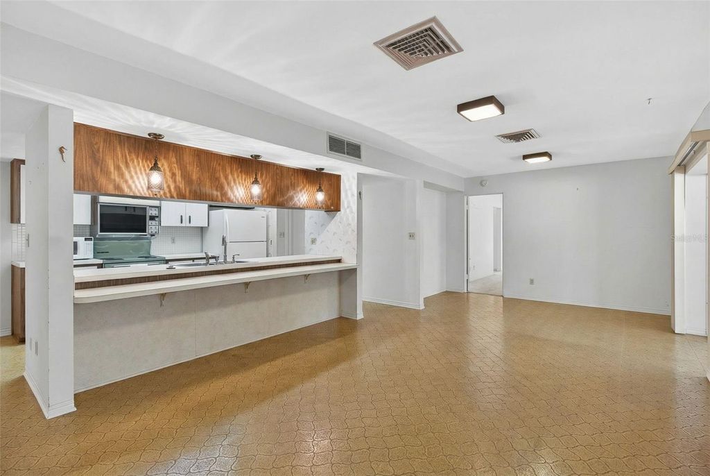 Image 20 of property listing at 13222 98TH AVENUE, Seminole, FL 33776