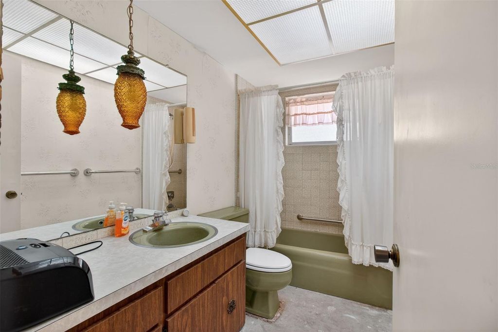 Image 28 of property listing at 13222 98TH AVENUE, Seminole, FL 33776