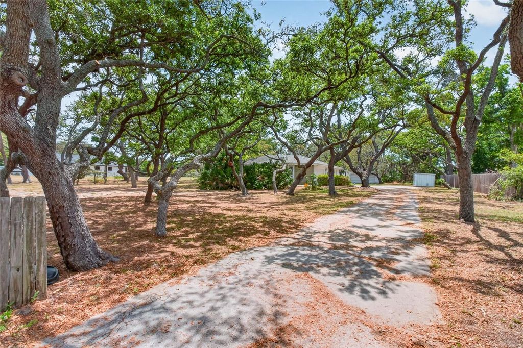 Image 4 of property listing at 13222 98TH AVENUE, Seminole, FL 33776