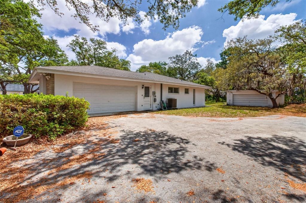 Image 33 of property listing at 13222 98TH AVENUE, Seminole, FL 33776