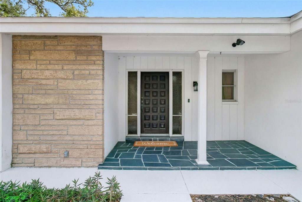 Image 9 of property listing at 13222 98TH AVENUE, Seminole, FL 33776