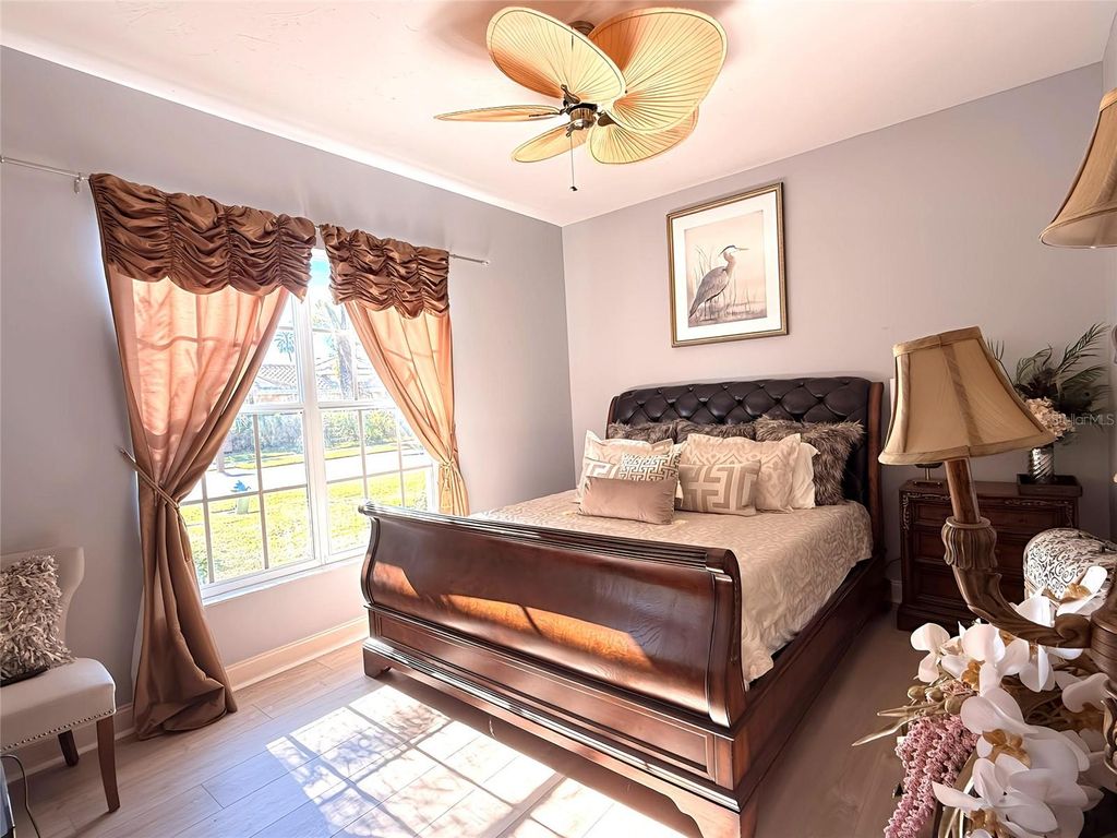 Image 13 of property listing at 405 WELLINGTON COURT, Venice, FL 34292