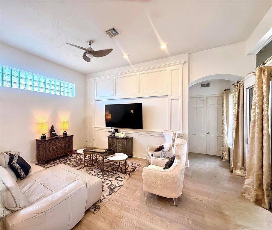 Image 18 of property listing at 405 WELLINGTON COURT, Venice, FL 34292