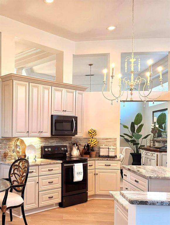 Image 5 of property listing at 405 WELLINGTON COURT, Venice, FL 34292