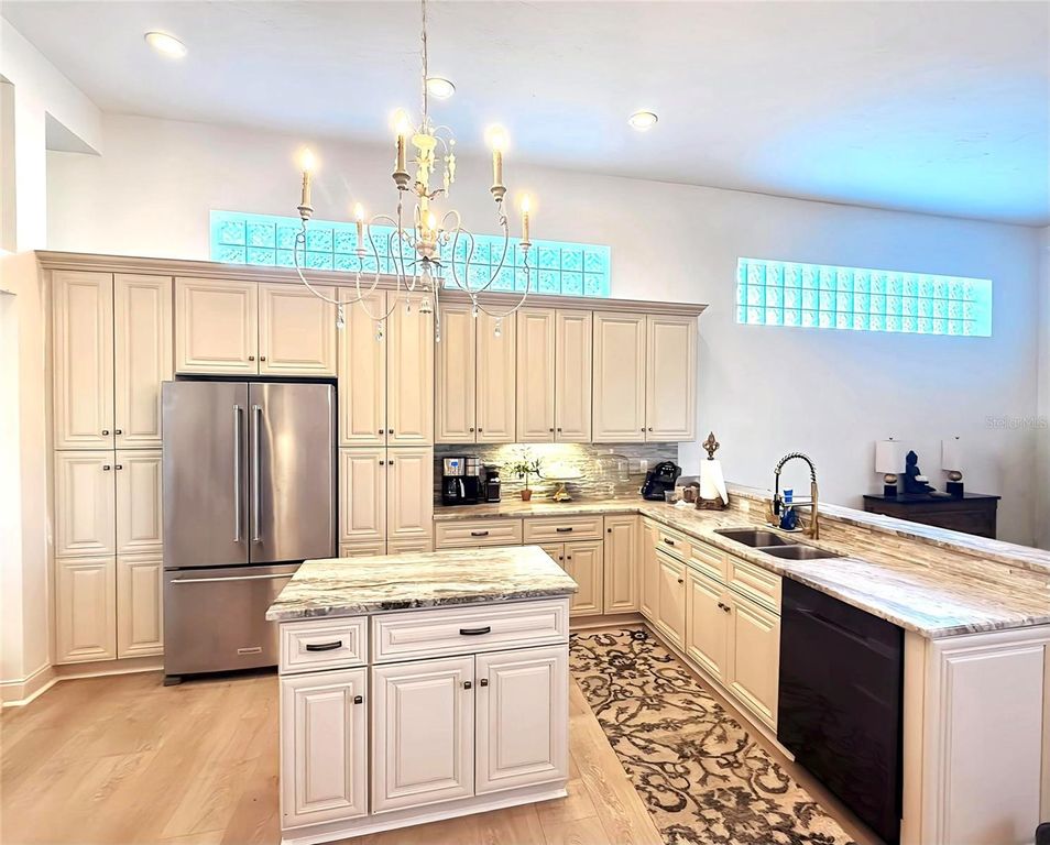 Image 6 of property listing at 405 WELLINGTON COURT, Venice, FL 34292