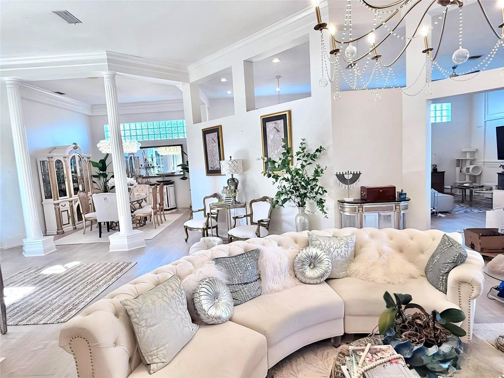 Image 7 of property listing at 405 WELLINGTON COURT, Venice, FL 34292