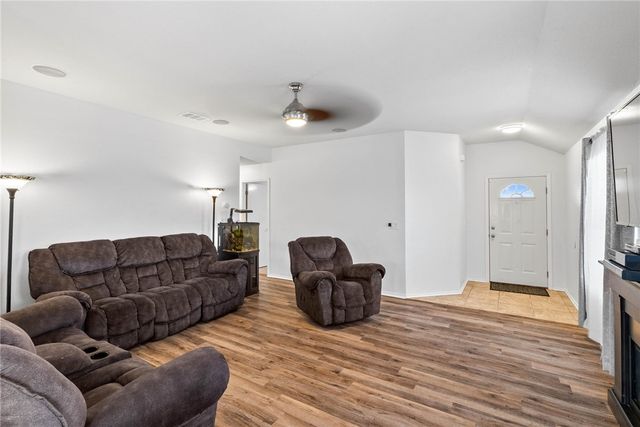 7906 Wolf Dr, Corpus Christi, TX 78414