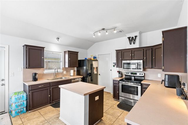 7906 Wolf Dr, Corpus Christi, TX 78414