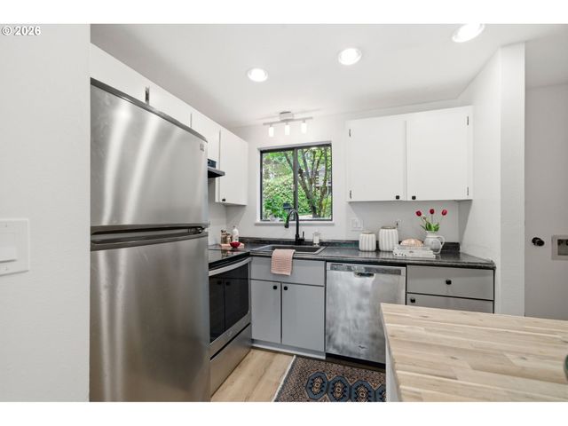 358 CERVANTES Cir, Lake Oswego, OR 97035