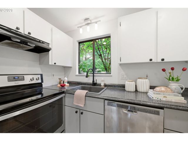 358 CERVANTES Cir, Lake Oswego, OR 97035