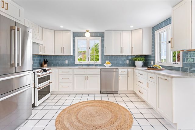 116 Gideon Lawton Lane, Portsmouth, RI 02871