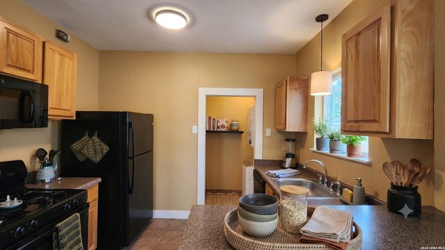 801 W Hollywood Ave, San Antonio, TX 78212
