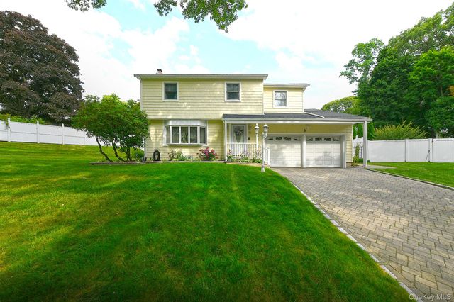 5 Trudy Court, Huntington Station, NY 11746