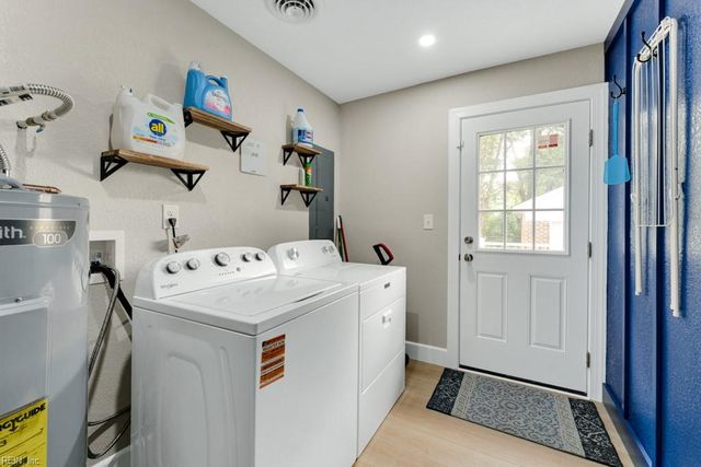 5833 Hedgerow LN, Portsmouth, VA 23703